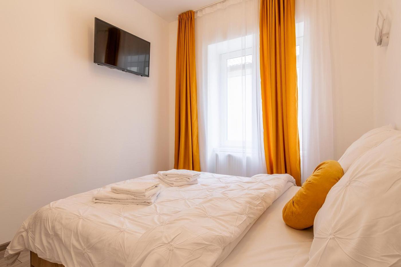 Old Town By Mm Host Apartman Brassó Kültér fotó