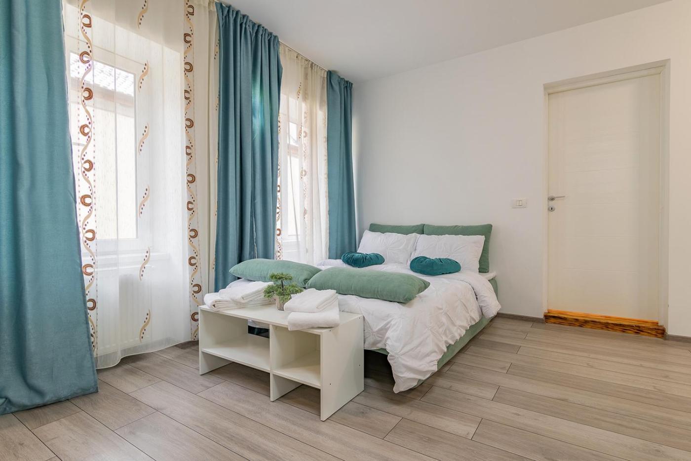 Old Town By Mm Host Apartman Brassó Kültér fotó